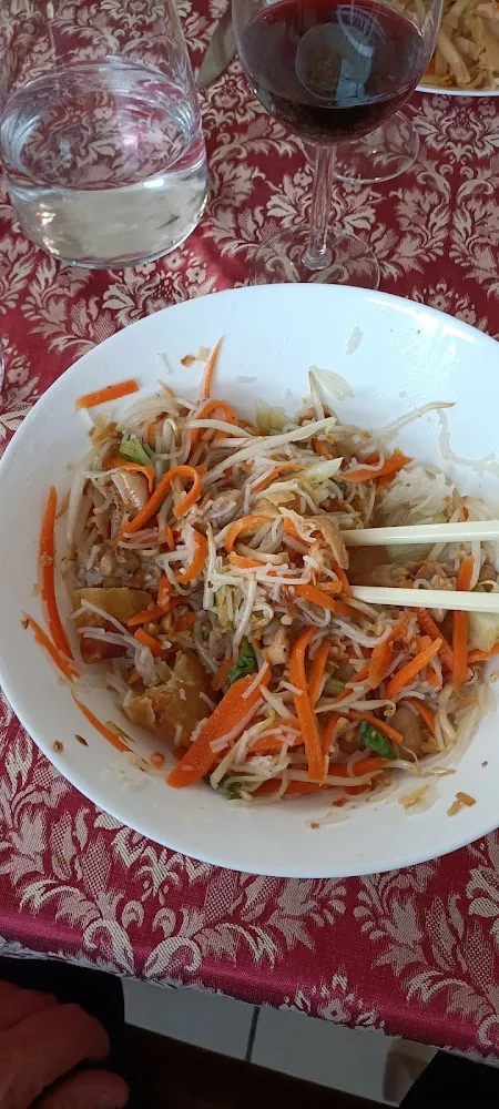 Salade Thai Soit Au Boeuf Ou Crevette